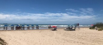 2 Bed 2 Bath 1st Fl Condo By Beach w Washer/Dryer