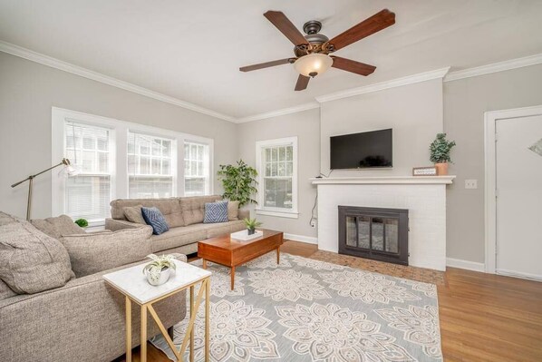 TV, fireplace, offices - 3 Bed 1.5 Bath Home By College Hill & Hospitals (Wichita)