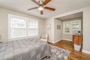 3 bedrooms, iron/ironing board, travel cot, WiFi - 3 Bed 1.5 Bath Home By College Hill & Hospitals (Wichita)