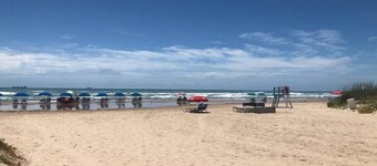 Lovely 2 Bed 2 Bath 2nd Floor Condo By Beach