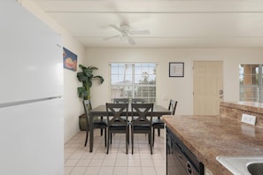 Dining - Lovely 2 Bed 2 Bath 2nd Floor Condo By Beach (South Padre Island)