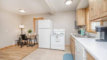 Køleskab, mikrobølgeovn, ovn, kogeplade