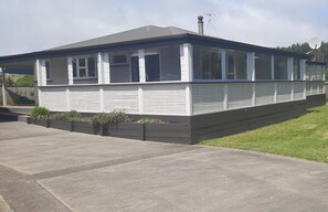 Exterior - Time & Tide Holiday Stay (Waitarere Beach)