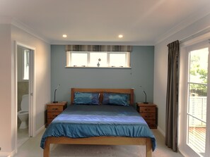 4 bedrooms, iron/ironing board, travel crib, free WiFi - Time & Tide Holiday Stay (Waitarere Beach)