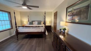 3 bedrooms, desk, iron/ironing board, free WiFi