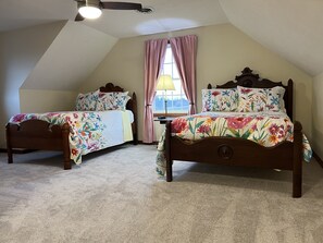 3 bedrooms, desk, iron/ironing board, free WiFi - Peaceful Farmhouse & Rural Views (Sabina)