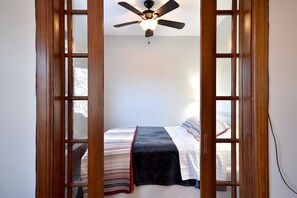 3 bedrooms, desk, iron/ironing board, travel cot