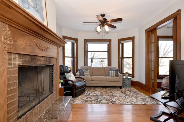 Smart TV, books - Walking Distance to everything... (Oak Park)