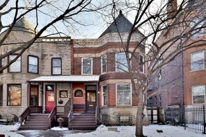 Exterior - Walking Distance to everything... (Oak Park)