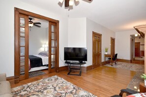 3 bedrooms, desk, iron/ironing board, travel cot - Walking Distance to everything... (Oak Park)