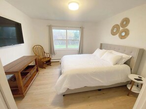 3 bedrooms, desk, iron/ironing board, travel crib