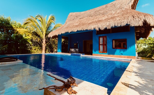 Una piscina al aire libre