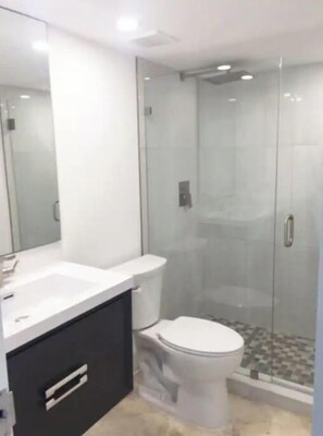 Dusche, Handtücher, Seife, Shampoo