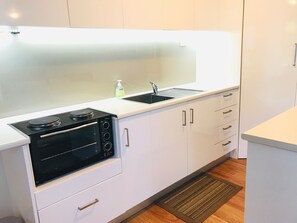 Fridge, microwave, oven, coffee/tea maker - Beach to Bush (Stanwell Park)