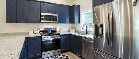 Geladeira, micro-ondas, fogão, cooktop