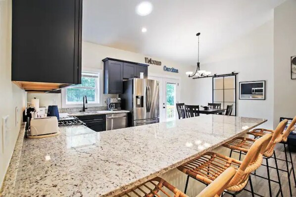 Fridge, microwave, oven, stovetop - Perfect couple getaway in Asheville with hot tub pet friendly fenced in backyard (Asheville)