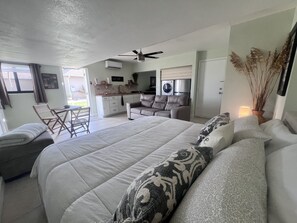 1 chambre, bureau, fer et planche à repasser, lit parapluie