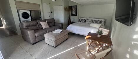 1 chambre, bureau, fer et planche à repasser, lit parapluie