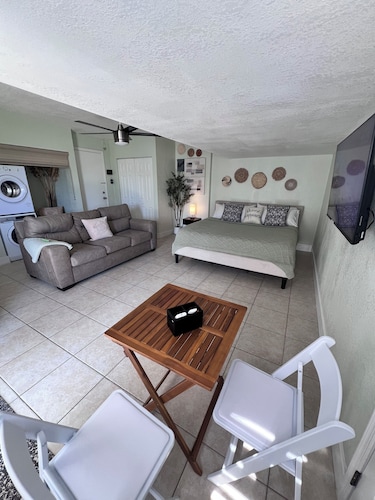 Private Apt Near I-95 Work Desk + Free Parking