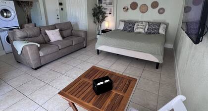 Private Apt Near I-95 Work Desk + Free Parking