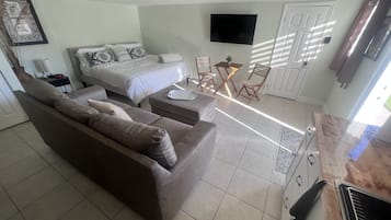 1 habitación, escritorio, tabla de planchar con plancha y cuna de viaje