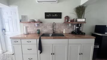 Réfrigérateur, micro-ondes, cafetière/bouilloire, grille-pain