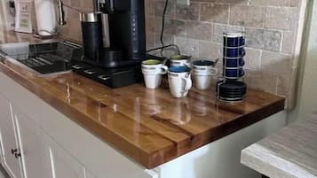Réfrigérateur, micro-ondes, cafetiÚre/bouilloire, grille-pain