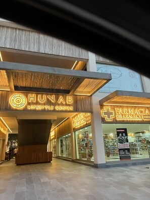 A building with a 'HUNAB LIFESTYLE CENTER' sign and a 'FARMACIA PHARMACY' sign. - Jungle's Prince. A Boho-chic Condo.
Spacious, Confortable and Luxury (Tulum)