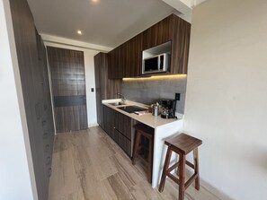 Refrigerador, microondas, horno y parrilla de estufa
