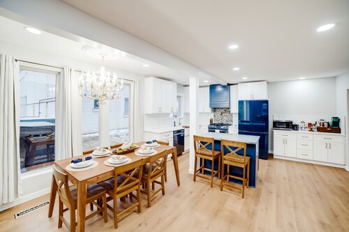 Jackass Manor / 8 beds sleeps 11 / Hot tub / locally owned. 