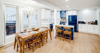 Jackass Manor / 8 beds sleeps 11 / Hot tub / locally owned.