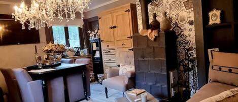 Smart-TV, Kamin, DVD-Player, Bücher