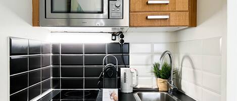 Réfrigérateur, micro-ondes, cafetière/bouilloire, bouilloire électrique