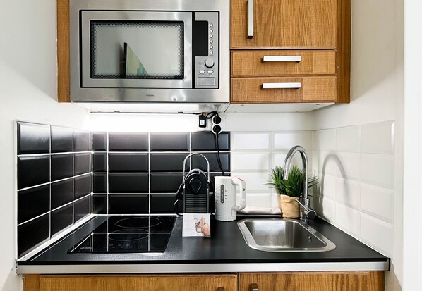 Frigorifero, microonde, macchina per tè/caffè, bollitore elettrico