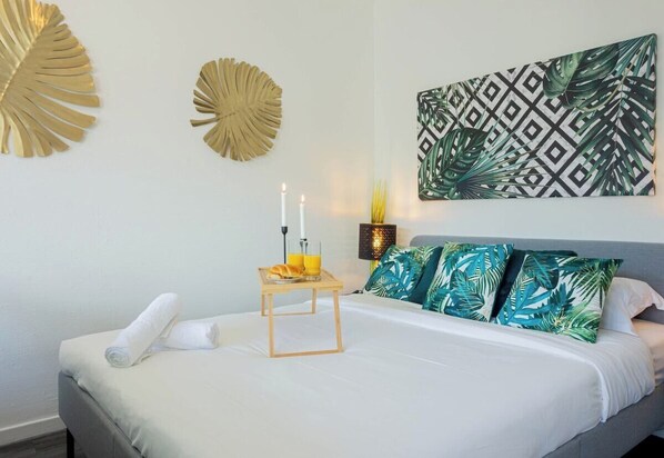 Tabla de planchar con plancha, wifi gratis y ropa de cama