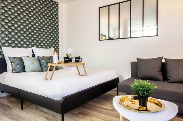 Tabla de planchar con plancha, wifi gratis y ropa de cama