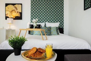 Tabla de planchar con plancha, wifi gratis, ropa de cama