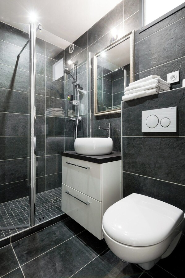 Douche, sèche-cheveux, serviettes fournies, savon