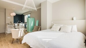 A modern bedroom with a large bed, a desk, and a chair. - Lafayette 2 vélos proche du lac (Annecy)