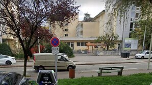 A parking area with electric vehicle charging stations, a no parking sign, and a designated bicycle lane. - Loge Galeries Lafayette 1 min lac (Annecy)