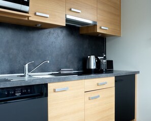 Kylskåp, mikrovågsugn, diskmaskin och kaffe- och tebryggare