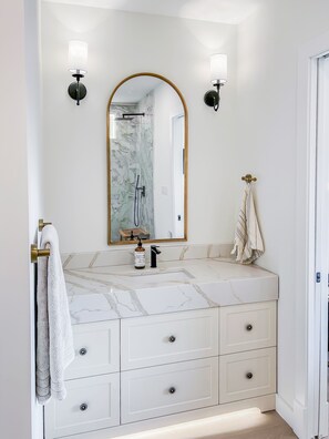 Shower, hair dryer, bidet, towels