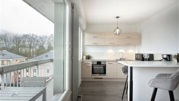 KĂŒhlschrank, Mikrowelle, Ofen, Wasserkocher mit Kaffee-/Teezubehör