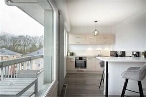 Een koelkast, een magnetron, een oven, een koffiezetapparaat/waterkoker