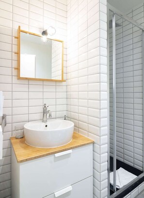 Douche, séchoir à cheveux, serviettes fournies
