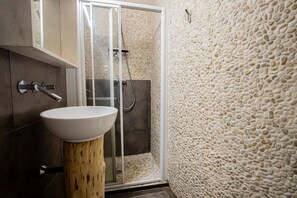 Dusche, Haartrockner, Handtücher, Shampoo