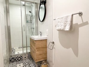 Ducha, secador de pelo y toallas