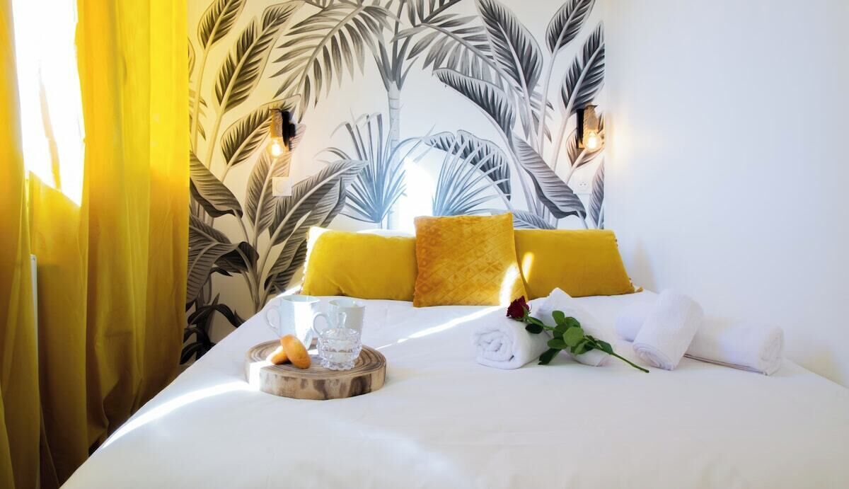 Tabla de planchar con plancha, wifi gratis, ropa de cama