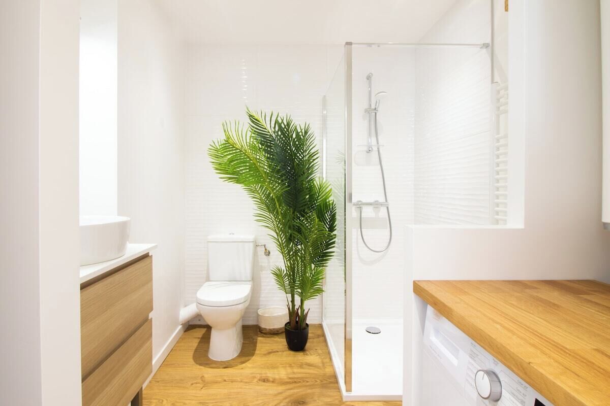 Douche, sèche-cheveux, serviettes fournies, savon