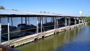 Un quai abrité où plusieurs bateaux sont amarrés.